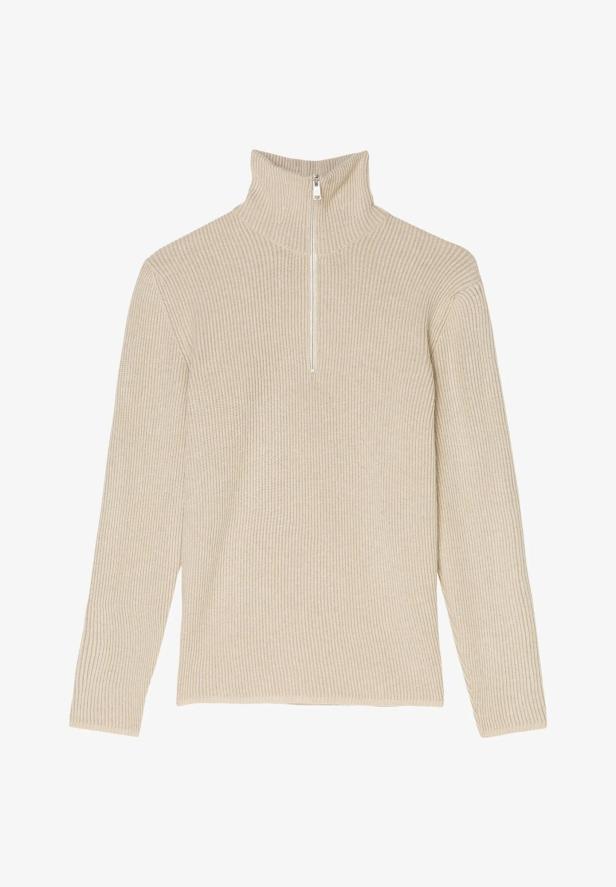 Ein beiger Rollkragenpullover mit Reißverschluss auf einem weißen Hintergrund.