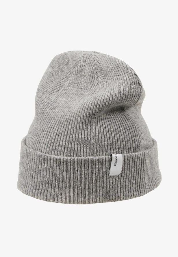 Eine graue Strickmütze der Marke Samsøe Samsøe.