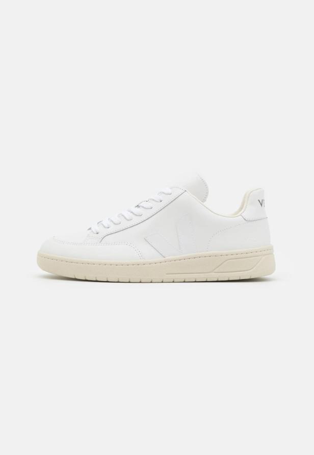 Ein weißer Veja-Sneaker mit beiger Sohle steht auf einem weißen Hintergrund.