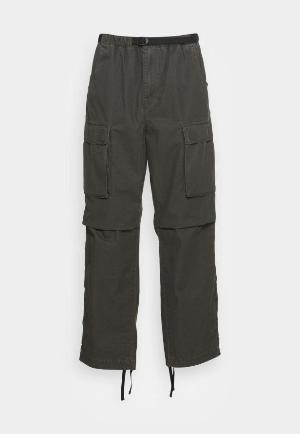 Eine olivgrüne Cargohose mit schwarzem Gürtel vor einem weißen Hintergrund.