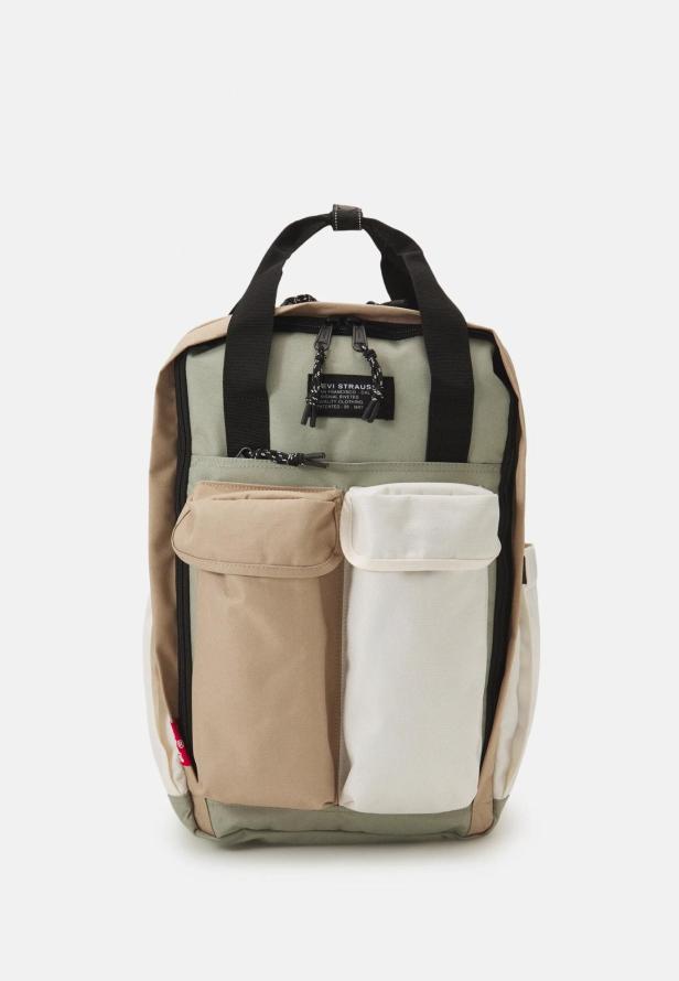 Ein mehrfarbiger Rucksack der Marke Levi Strauss mit mehreren Taschen.