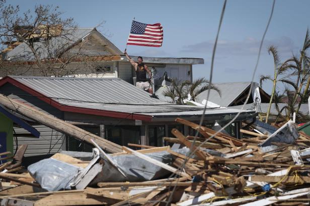 US-HURRICANE-IAN-SLAMS-INTO-WEST-COAST-OF-FLORIDA