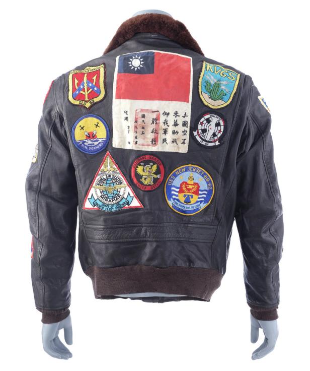 Eine braune Lederjacke mit verschiedenen aufgenähten Abzeichen, darunter die Flagge von Taiwan.