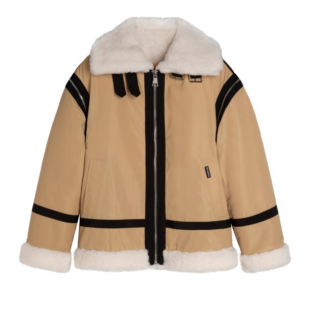 Eine hellbraune Jacke mit weißem Fellkragen und schwarzen Akzenten.