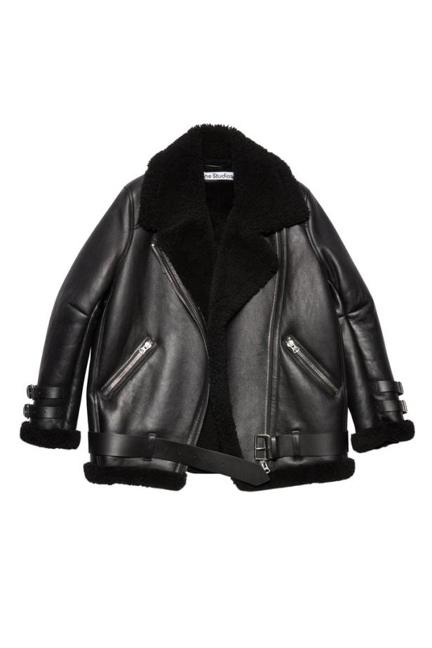 Eine schwarze Lederjacke mit Fellkragen und Gürtel von Acne Studios.