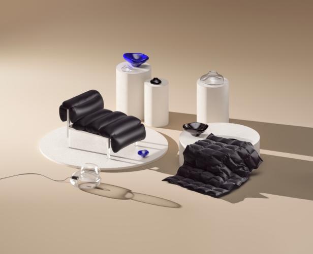 Ein minimalistisches Arrangement mit einem schwarzen Sessel, einer Decke und dekorativen Glasschalen auf Podesten.