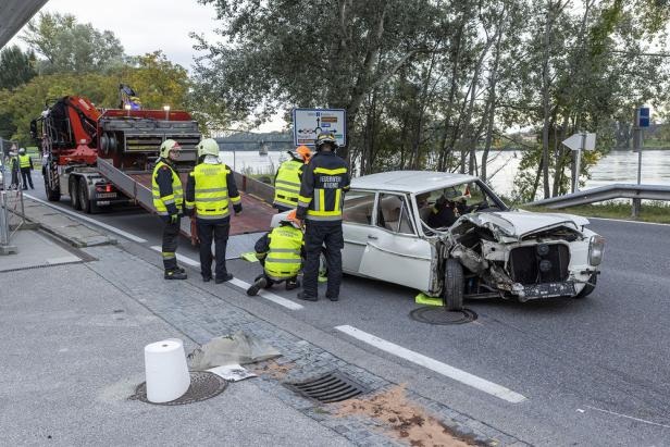 Fahrer krachte mit Oldtimer in Hochwasserschutz in Krems