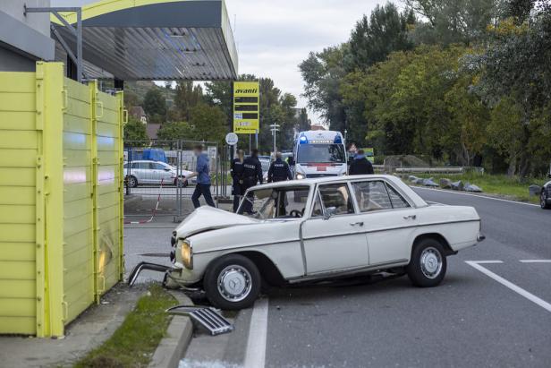 Fahrer krachte mit Oldtimer in Hochwasserschutz in Krems