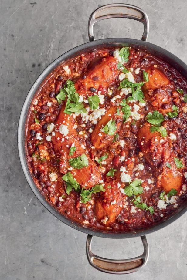 Ein Topf mit Süßkartoffel-Chili, garniert mit Koriander und Feta-Käse.