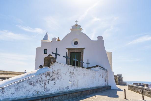 Die Kirche Santa Maria del Soccorso in Forio, Ischia, mit blauem Himmel.
