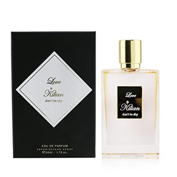Eine Flasche „Love by Kilian don't be shy“ Eau de Parfum neben der zugehörigen Verpackung.