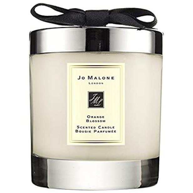 Eine Duftkerze „Orange Blossom“ von Jo Malone mit einer Schleife.