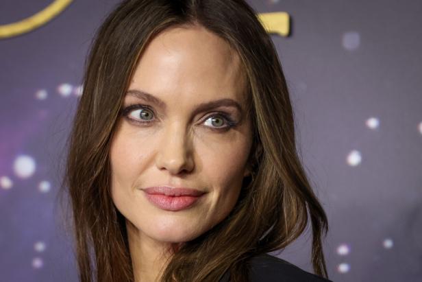 Porträt von Angelina Jolie vor einem unscharfen Hintergrund.