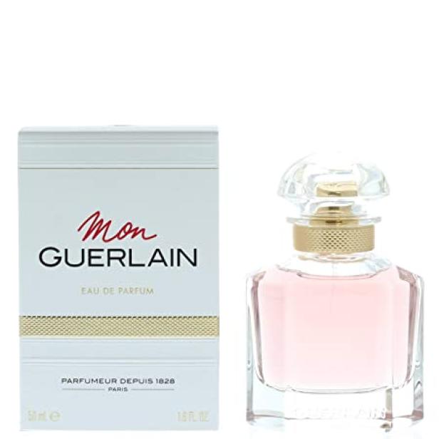Eine Flasche „Mon Guerlain“ Eau de Parfum neben der zugehörigen Verpackung.