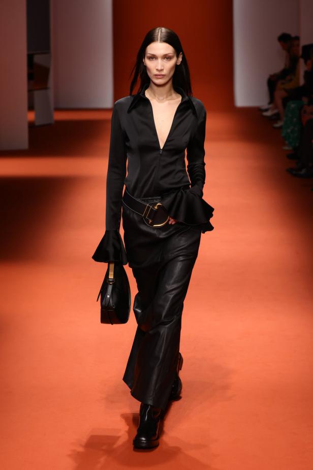 Bella Hadid präsentiert ein schwarzes Outfit auf dem Laufsteg.
