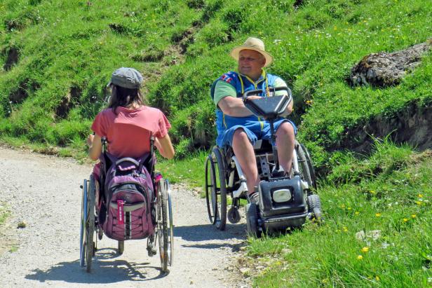 Rollstuhl mit Fahrern auf dem Berg