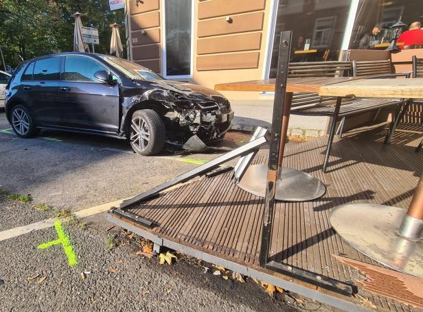 Auto schlitterte nach Pkw-Zusammenstoß in Wiener Gastgarten