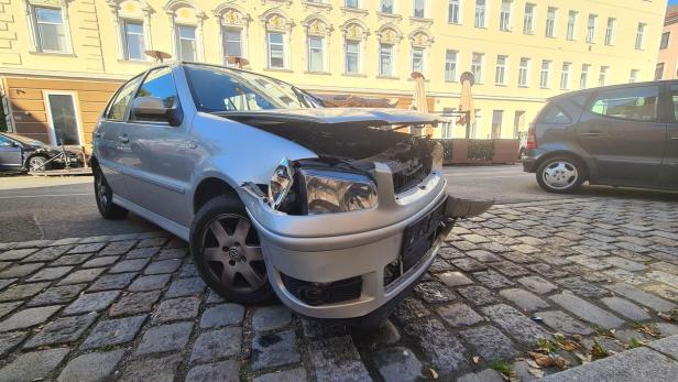 Auto schlitterte nach Pkw-Zusammenstoß in Wiener Gastgarten