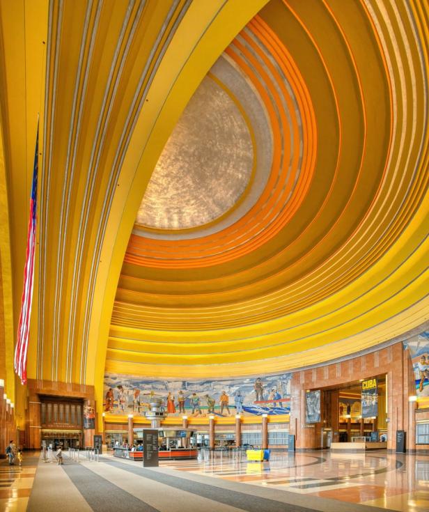 Die Cincinnati Union Terminal Bahnhofshalle mit gelbem Art-Déco-Design und Wandgemälden.