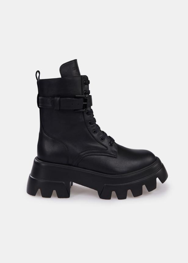 Ein schwarzer Schnürstiefel mit dicker Profilsohle und Schnalle.