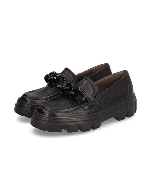 Ein Paar schwarze Loafer mit klobiger Sohle und Zierkette.