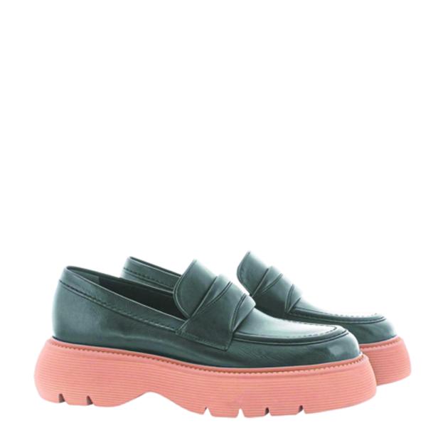 Ein Paar schwarze Loafer mit dicker, orangefarbener Sohle.