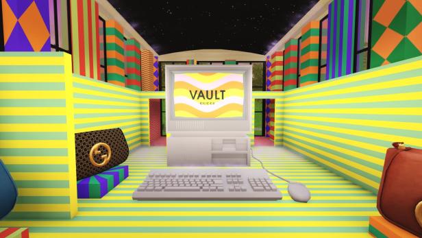 Ein Raum mit gelb-grün gestreiften Wänden und einem Computer mit dem „Vault Gucci“-Logo auf dem Bildschirm.