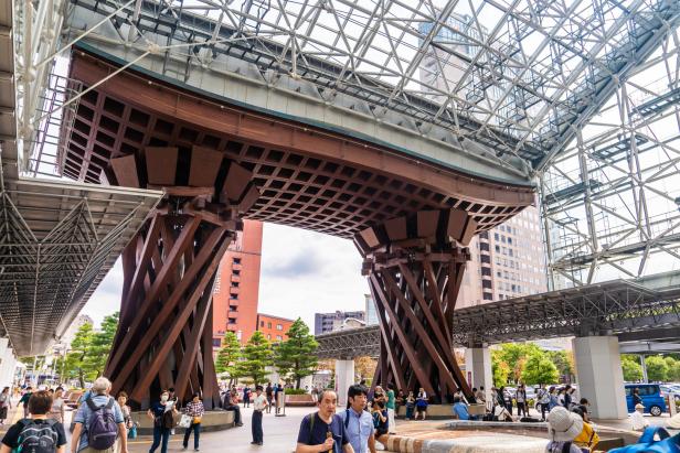 Das hölzerne Tsuzumi-mon-Tor am Bahnhof Kanazawa in Japan.
