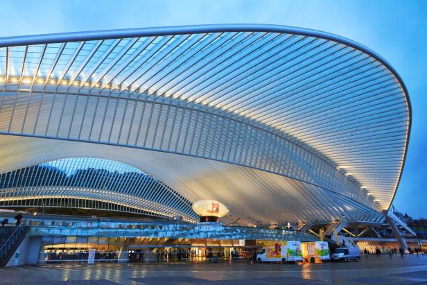 Die futuristische Architektur des Bahnhofs Liège-Guillemins in Belgien.