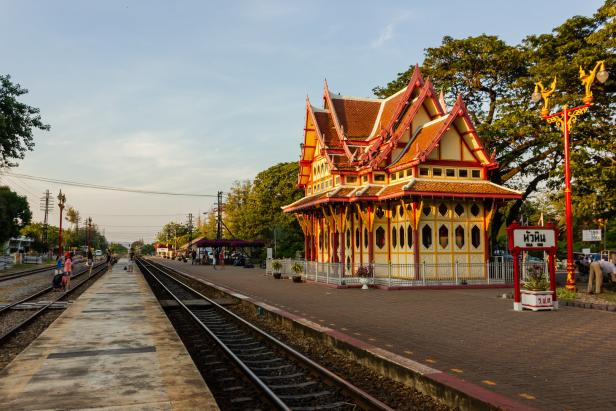 Der Bahnhof Hua Hin in Thailand mit seiner verzierten Architektur.