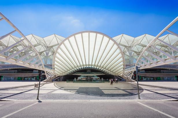Die futuristische Estação do Oriente in Lissabon unter blauem Himmel.