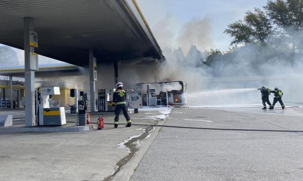 Explosionsgefahr auf Tankstelle: Wohnwagen fing Feuer