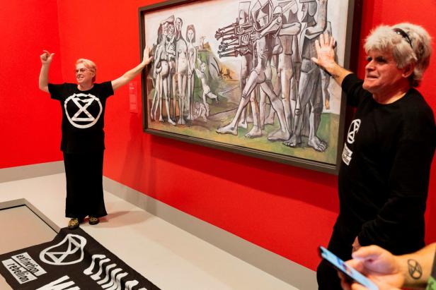 Klimaaktivisten klebten sich an Picasso-Gemälde fest