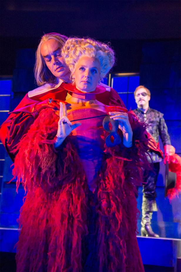 3 Musketiere, Theater der Jugend, Theater im Zentrum Zwei Schauspieler in Kostümen stehen auf einer Bühne.