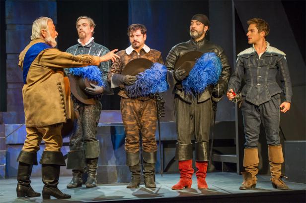 3 Musketiere, Theater der Jugend, Theater im Zentrum Fünf Männer in historischen Kostümen stehen auf einer Bühne und halten Hüte mit blauen Federn.