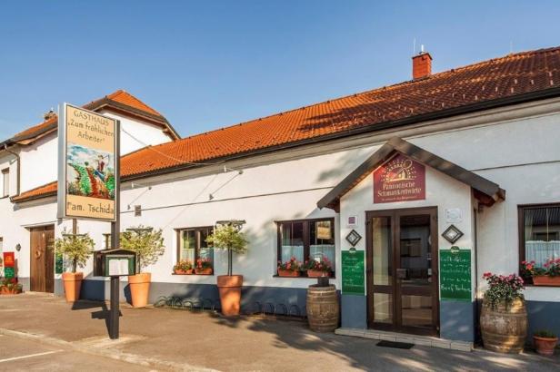 Das Gasthaus „Zum fröhlichen Arbeiter“ der Familie Tschida mit dem Hinweis auf „Pannonische Schmankerlwirte“.