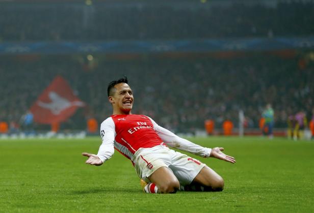 Alexis Sánchez jubelt auf dem Rasen im Trikot des FC Arsenal.