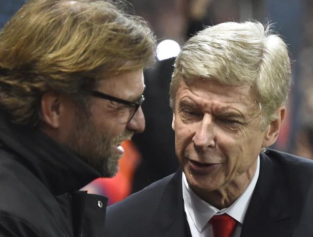 Jürgen Klopp und Arsène Wenger unterhalten sich.