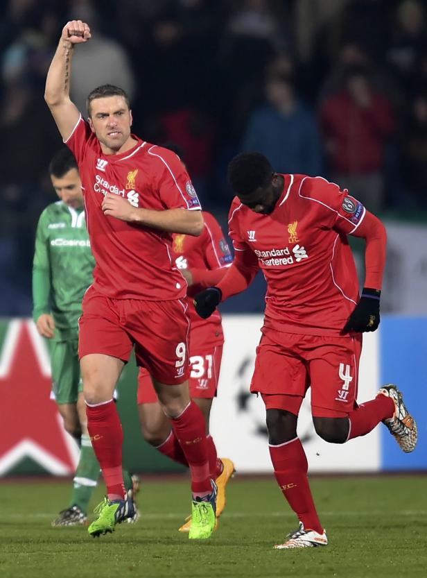 Zwei Liverpool-Spieler jubeln auf dem Fußballfeld.