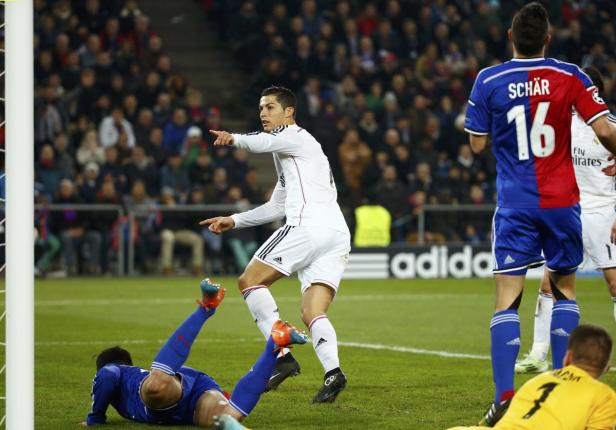 Cristiano Ronaldo gestikuliert auf dem Spielfeld, während ein Spieler am Boden liegt.