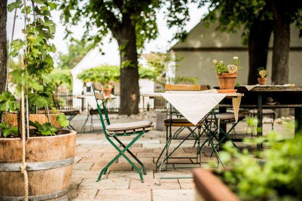 Tische und Stühle im Garten von Pollak’s Wirtshaus der Retzbacherhof.