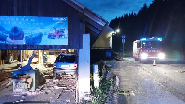 Holzlatten durchschlugen Frontscheibe: Unfall in NÖ endete glimpflich