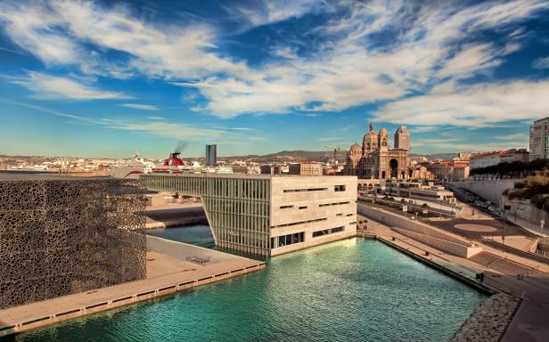 Blick auf Marseille mit der Kathedrale Sainte-Marie-Majeure und der Villa Méditerranée.