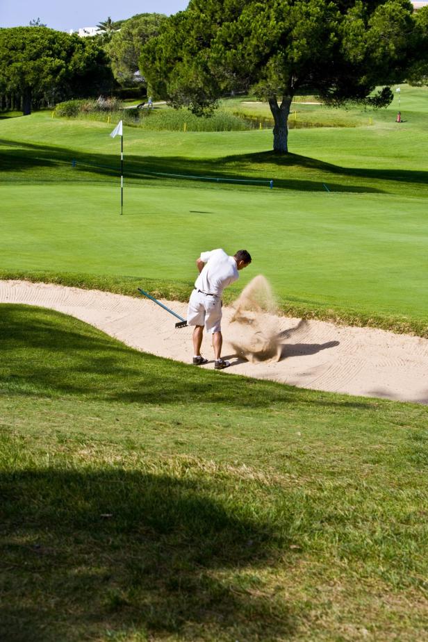 Golfer on a Portuguese golf course Die fünf beliebtesten Golf-Destinationen