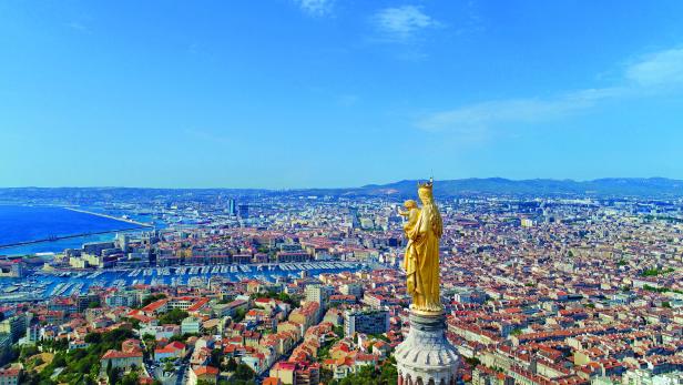 Blick auf Marseille mit der goldenen Statue Notre-Dame de la Garde im Vordergrund.