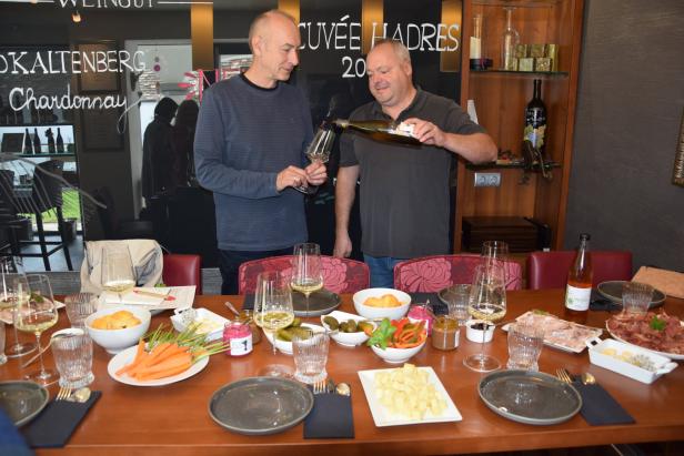 Michael Vesely, Mit-Initiator von "Slow Food Village Retz", serviert eine Slow-Food-Jause am Weingut Autrieth in Hadres.