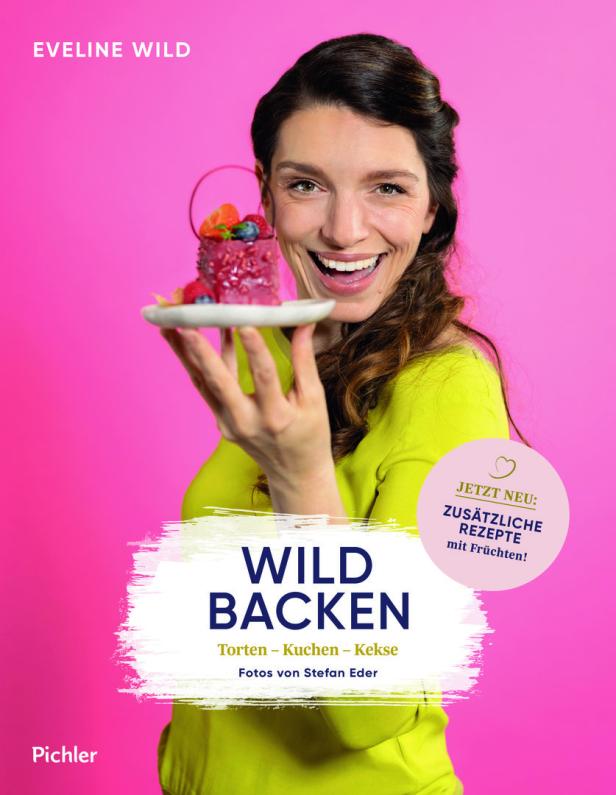 Das Cover des Buches „Wild backen“ von Eveline Wild mit einem Foto der Autorin und einem kleinen Kuchen.
