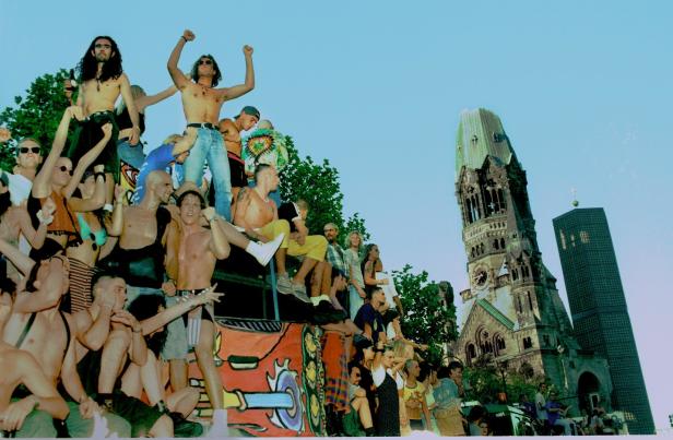 Eine Menschenmenge feiert auf einem Wagen vor der Kaiser-Wilhelm-Gedächtniskirche in Berlin.