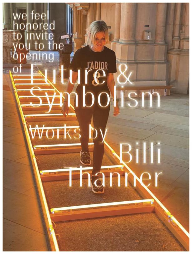 Eine Frau geht auf einer beleuchteten Treppe zur Eröffnung der Ausstellung „Future & Symbolism“ von Billi Thanner.