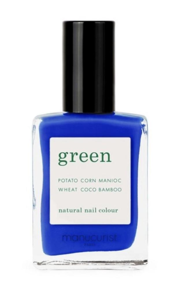 Eine Flasche blauer Nagellack der Marke Manucurist mit der Aufschrift „green“.